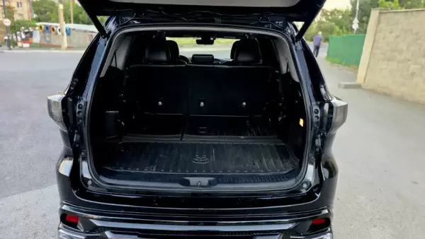 Toyota Highlander for rent in Chakvi
