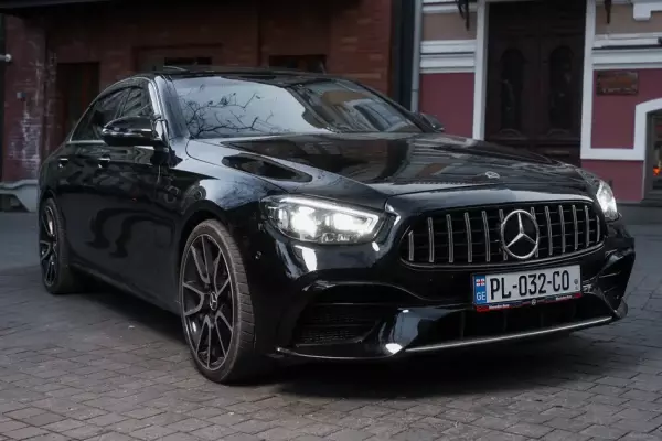 Mercedes E300 ქირავდება საქართველო -ში