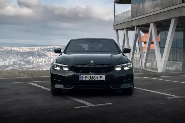 BMW 330i ქირავდება ბორჯომში