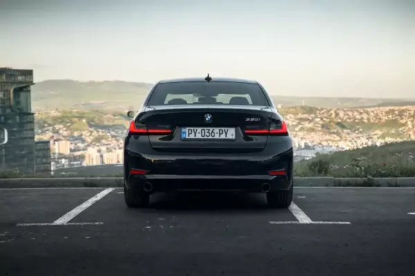 BMW 330i ქირავდება ბორჯომში
