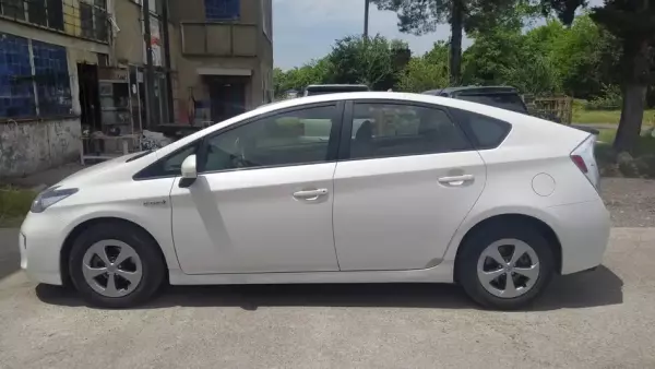 Toyota Prius for rent in Senaki