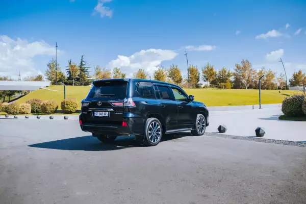 Lexus LX 450 ქირავდება საქართველოში