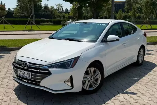Hyundai Elantra ქირავდება საქართველოში