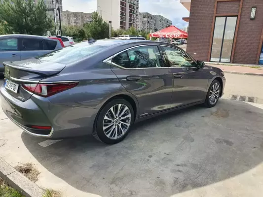 Lexus ES 300h ქირავდება საქართველოში