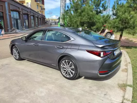 Lexus ES 300h ქირავდება საქართველოში