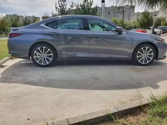 Lexus ES 300h ქირავდება საქართველოში