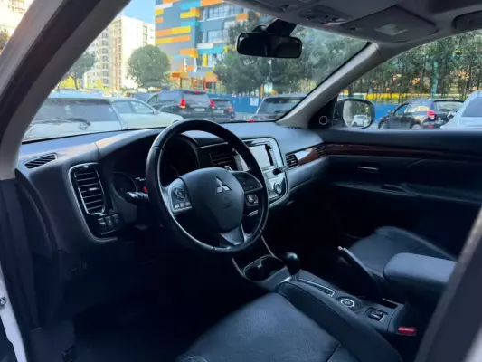Mitsubishi Outlander ქირავდება საქართველოში