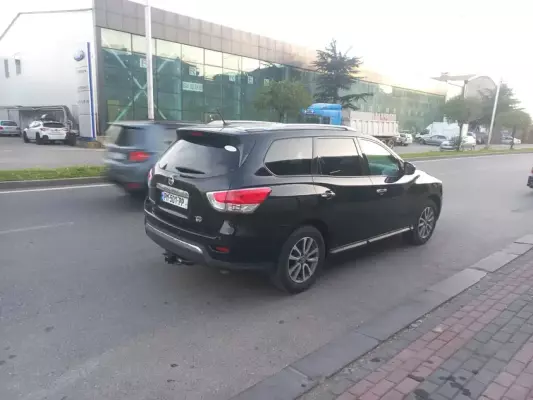Nissan Pathfinder ქირავდება საქართველოში