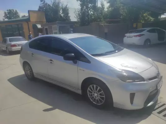 Toyota Prius ქირავდება საქართველოში