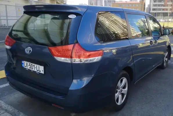 Toyota Sienna ქირავდება ჩაქვში