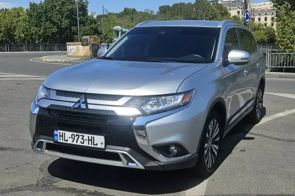 Mitsubishi Outlander ქირავდება საქართველოში