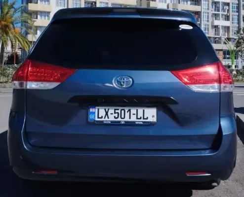 Toyota Sienna ქირავდება ჩაქვში
