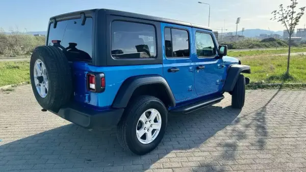 Jeep Wrangler Rubicon ქირავდება საქართველოში