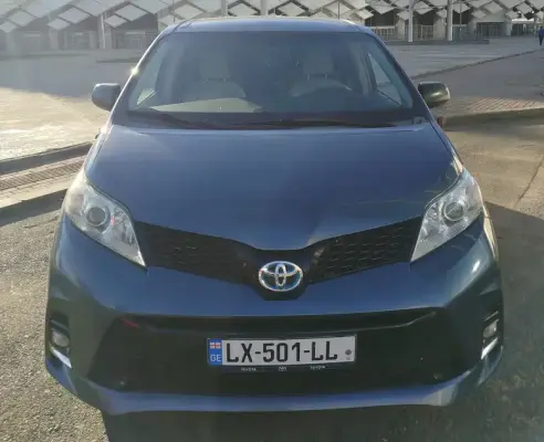 Toyota Sienna ქირავდება ჩაქვში