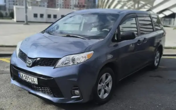 Toyota Sienna ქირავდება ჩაქვში